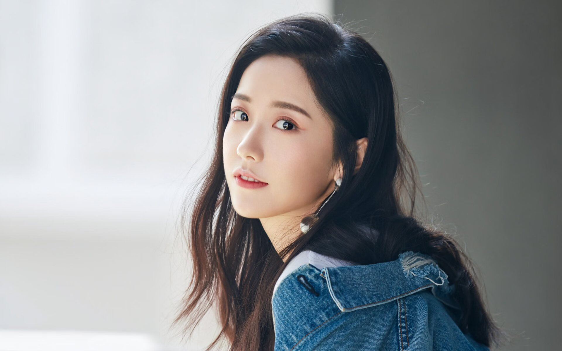 爱游戏平台-意大利马术队在2024年欧洲三项赛锦标赛中以“Team Spirit”马匹获得团体银牌，展现强大实力。